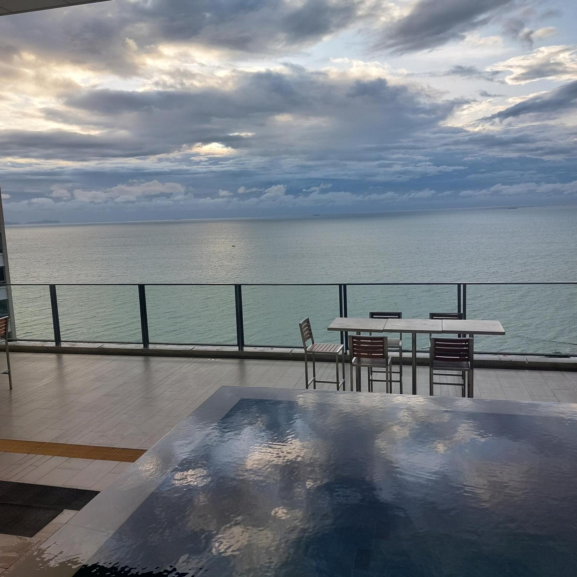 Sea View Apartment In Pattaya Luaran gambar