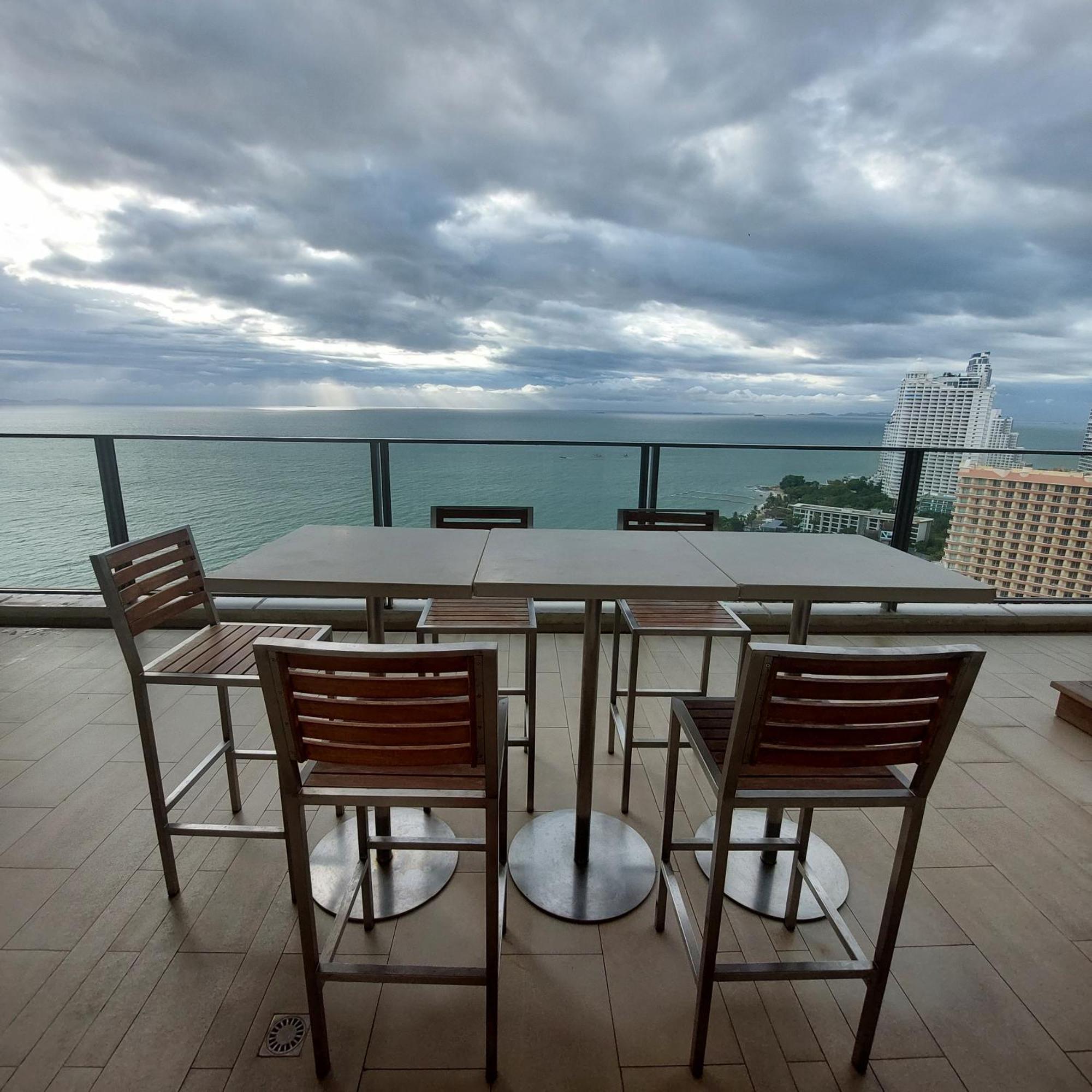 Sea View Apartment In Pattaya Luaran gambar