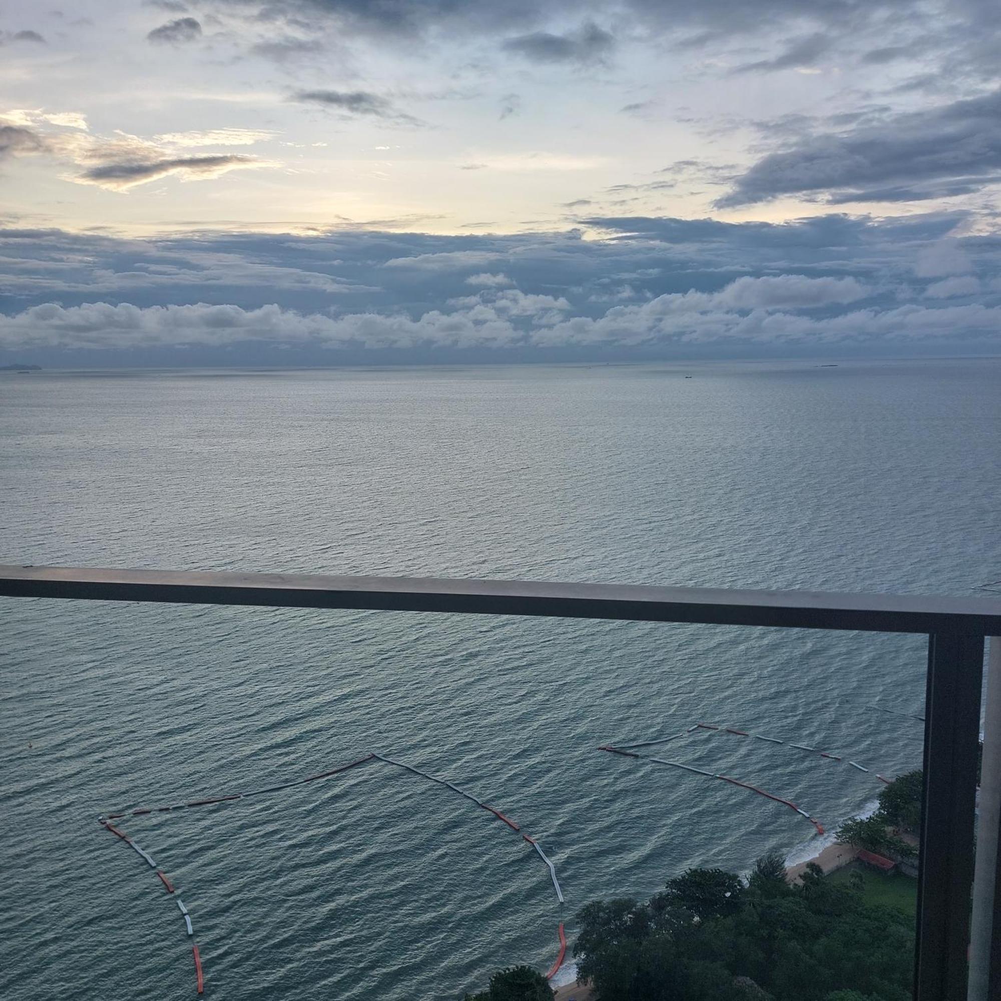 Sea View Apartment In Pattaya Luaran gambar